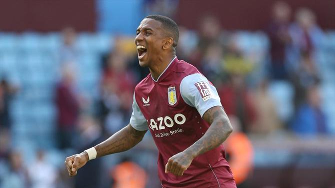 L'ancien capitaine de Manchester United, Ashley Young, rejoint Everton